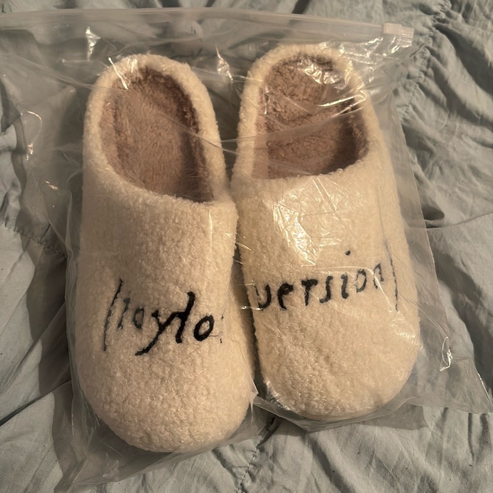 Taylor Swift Taylor’s Version slippers, size 8